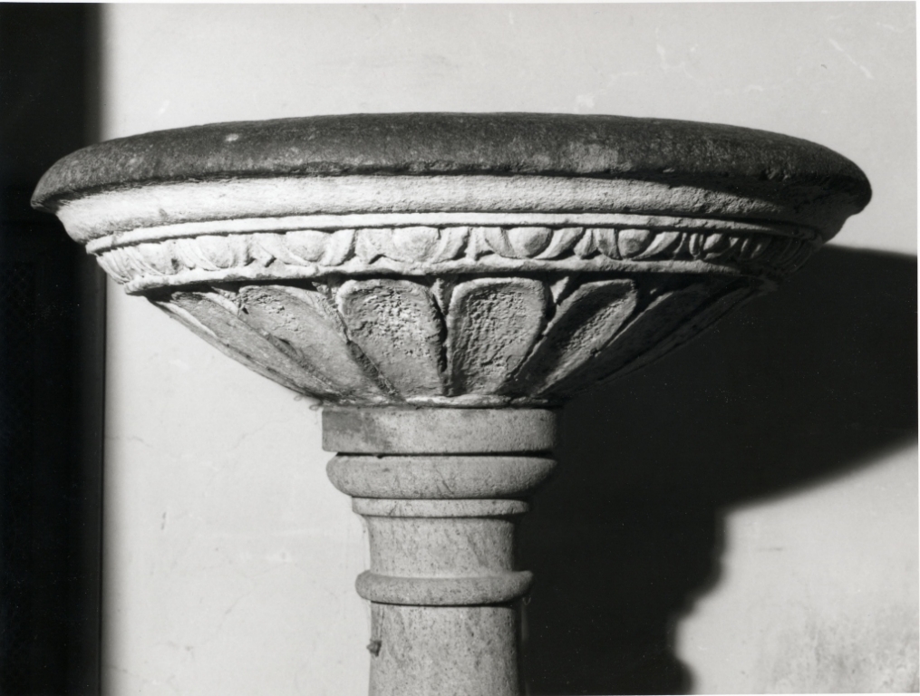 vasca di acquasantiera - bottega Italia centrale (secc. XV/ XVI)