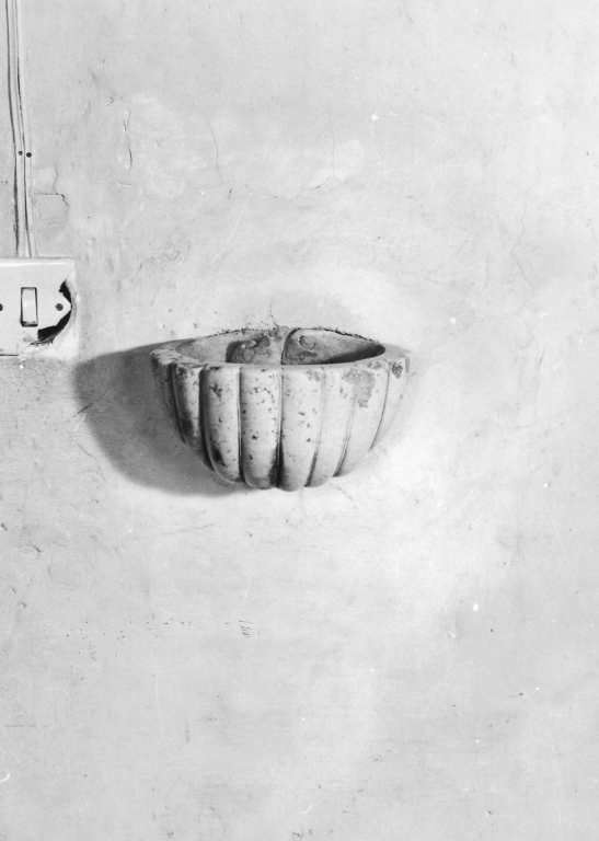 acquasantiera - a conchiglia - ambito laziale (sec. XVII)