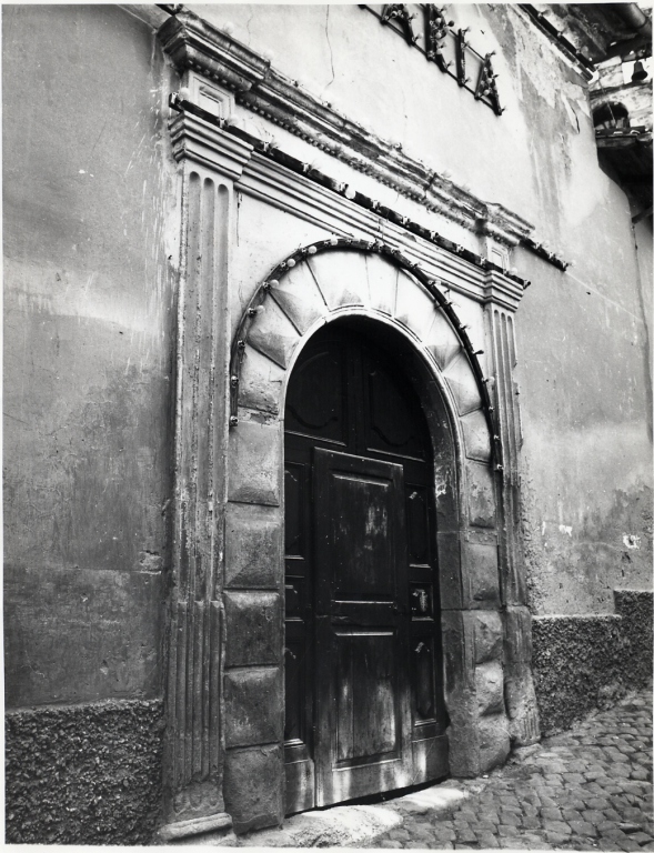 portale - ad arco - bottega Italia centrale (metà sec. XV)