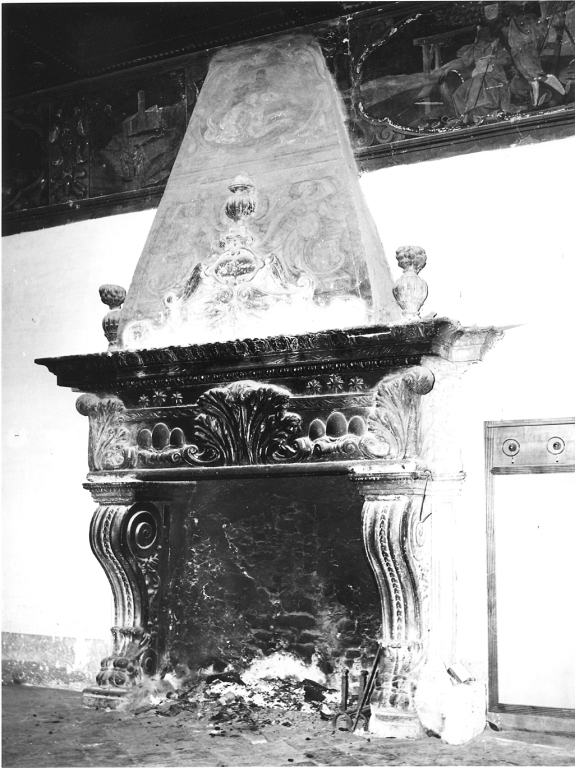 ratto di Europa; cariatidi; motivi decorativi vegetali e a volute (camino) - bottega laziale (sec. XVII)