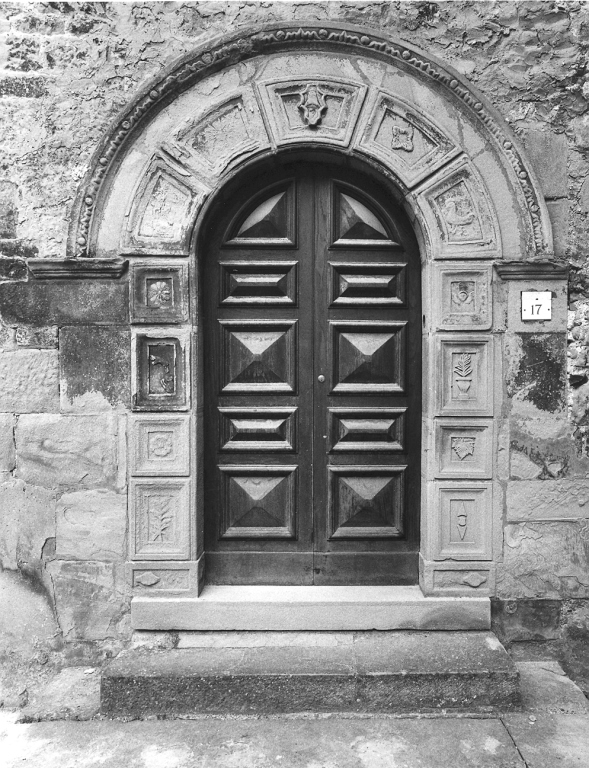 motivi decorativi floreali, vegetali e zoomorfi; cherubini (portale - ad arco) - bottega laziale (sec. XV)