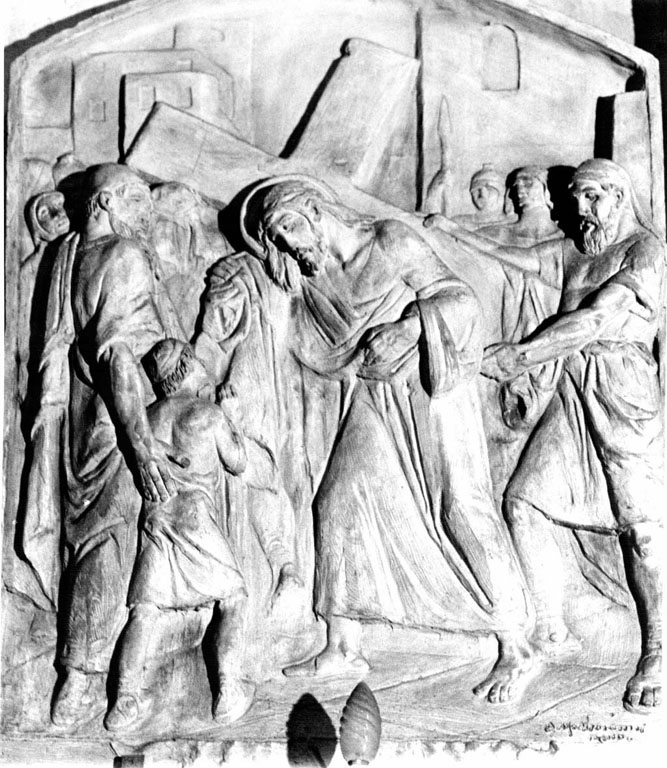 Simone il Cireneo obbligato ad aiutare Cristo a portare la croce (formella) di Mastroianni Domenico (primo quarto sec. XX)