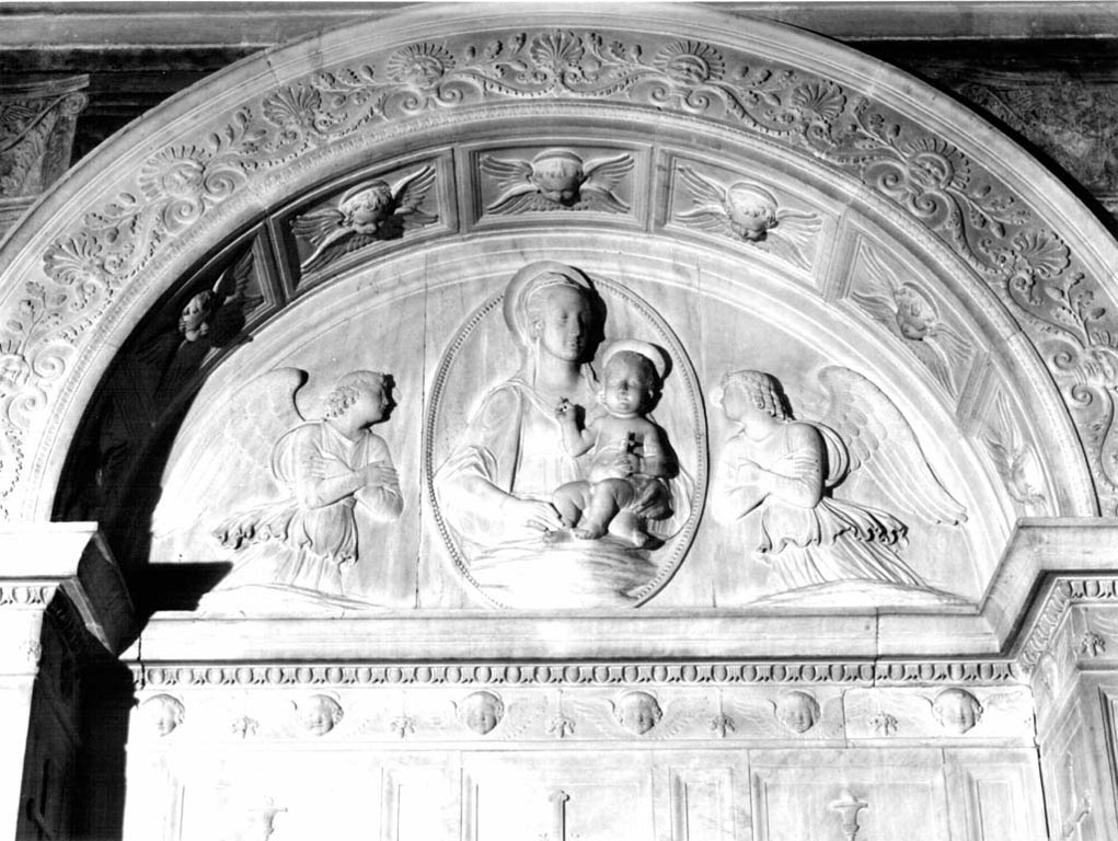 Madonna con Bambino e angeli (rilievo) di Mino da Fiesole (attribuito) (sec. XV)