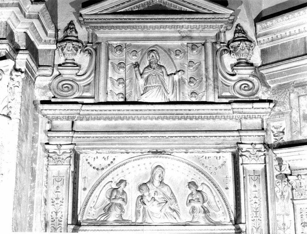 Dio Padre benedicente tra cherubini (rilievo) di Bregno Andrea (sec. XVI)