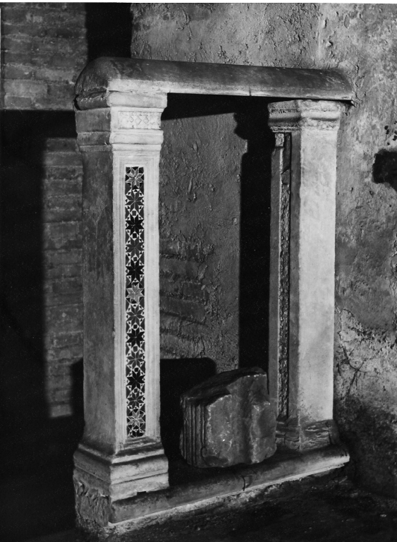 pilastrino - ambito cosmatesco (sec. XIII)