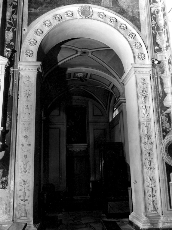 motivi decorativi a candelabra e fiori (decorazione plastica) - ambito romano (sec. XVI)