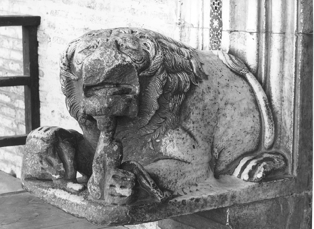 leone che azzanna un bambino (scultura) di Jacopo di Cosma (secc. XII/ XIII)