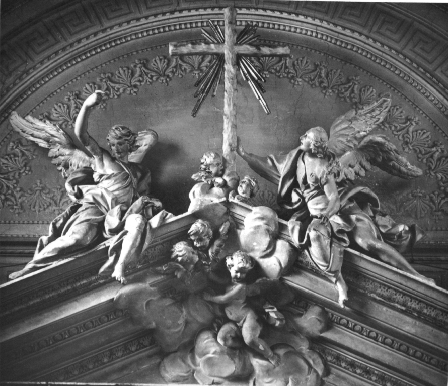 angeli e cherubini adoranti la croce (gruppo scultoreo) di Bracci Pietro (attribuito) (sec. XVIII)