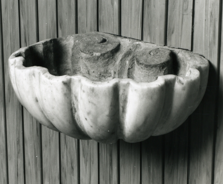 acquasantiera da parete - ambito laziale (fine/inizio secc. XVII/ XVIII)