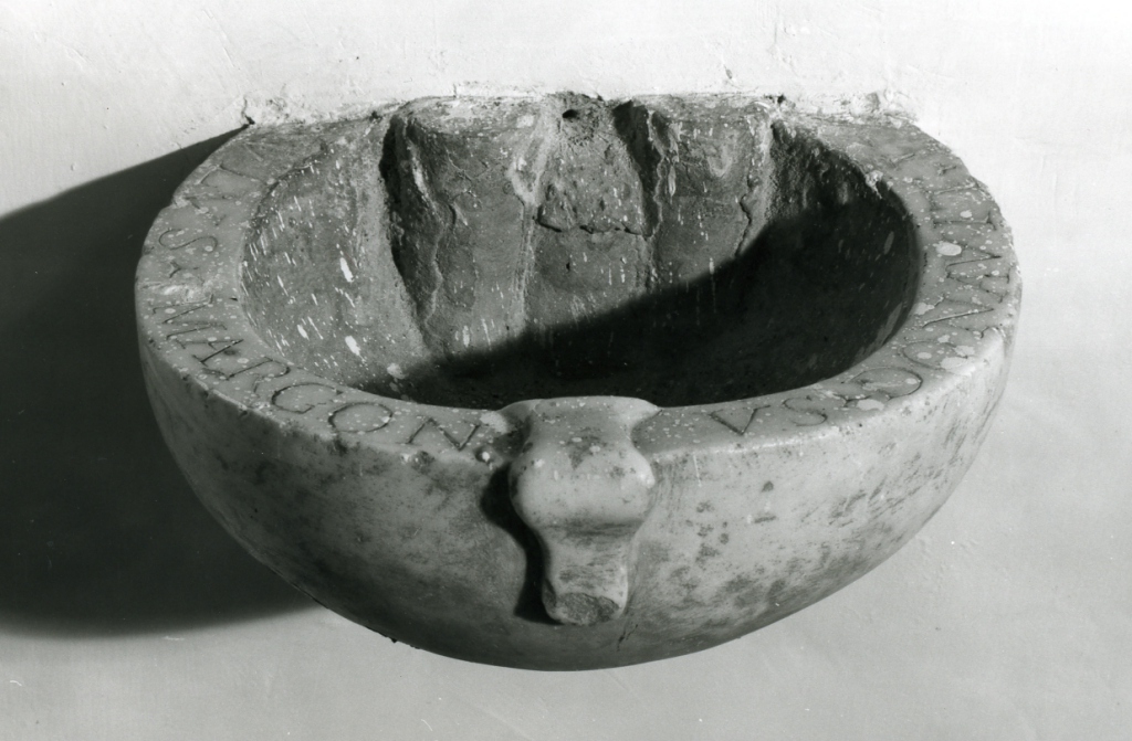 acquasantiera da parete - ambito laziale (sec. XVII)