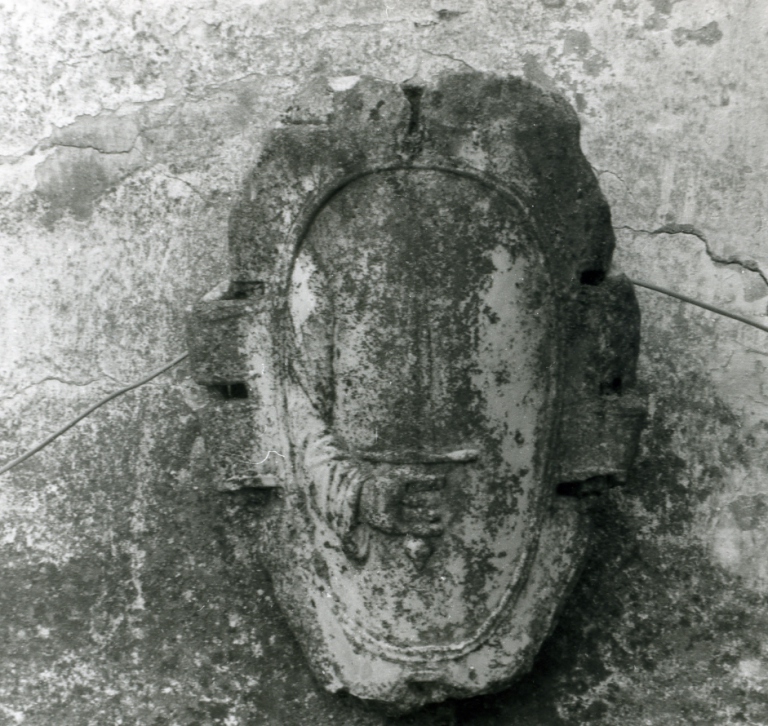 stemma con il simbolo religioso del monastero di San Paolo (rilievo) - ambito laziale (fine/inizio secc. XVI/ XVII)