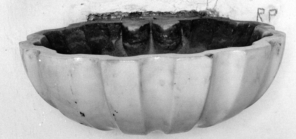 acquasantiera pensile - ambito romano (fine sec. XIX)