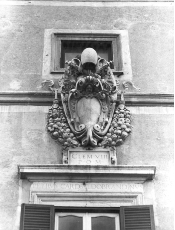 Stemma di Clemente VIII (rilievo) di Castello Matteo (sec. XVII)