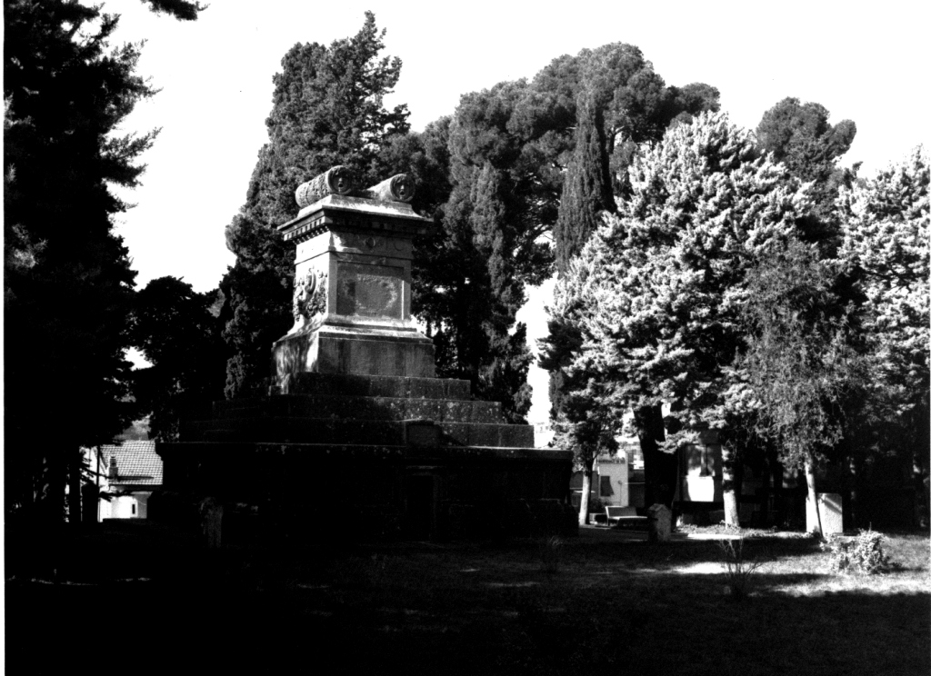 Gorgoni (scultura, coppia) di Fallani Augusto (sec. XIX)