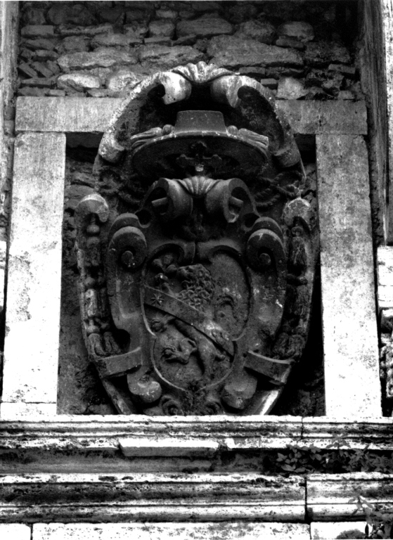 stemma cardinalizio (rilievo) di Fontana Domenico (attribuito) (fine/inizio secc. XVI/ XVII)