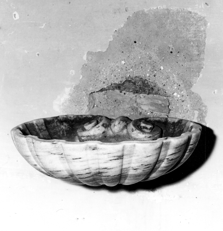 acquasantiera - a conchiglia - ambito romano (sec. XVIII)