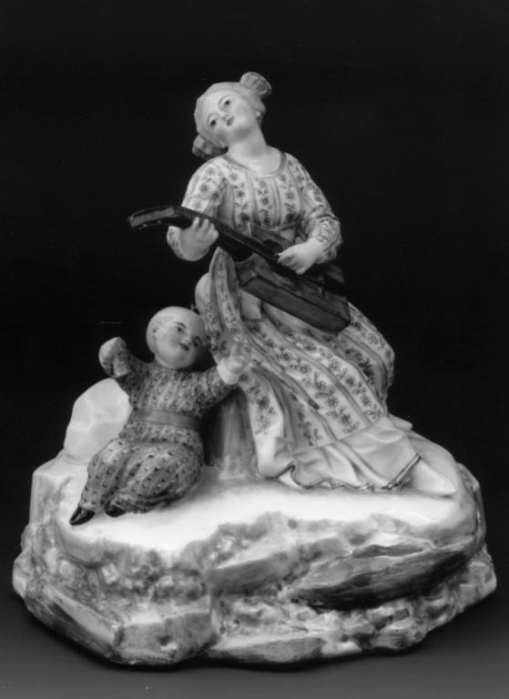 figura femminile con chitarra e due bambini (statuetta) di Melchior Johann Peter (attribuito) - manifattura di Frankenthal (sec. XVIII)