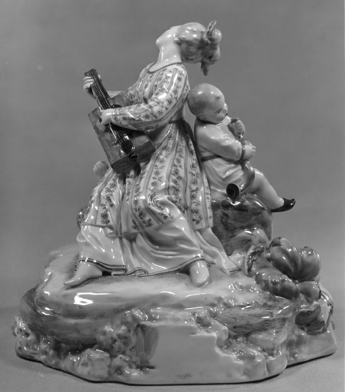 figura femminile con chitarra e due bambini (statuetta) di Melchior Johann Peter (attribuito) - manifattura di Frankenthal (sec. XVIII)