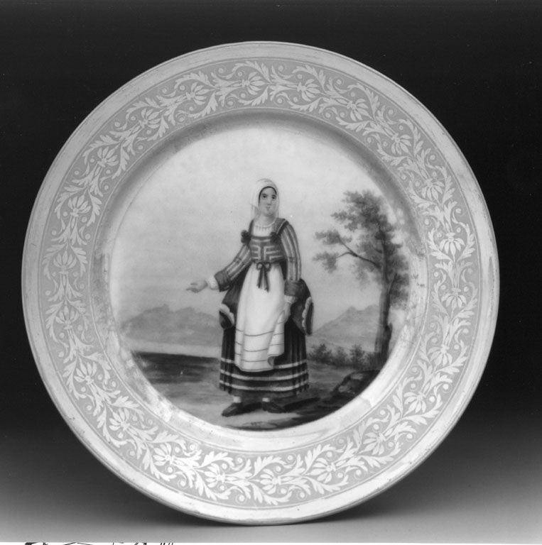 donna col costume aquilano (piatto) - manifattura napoletana (secondo quarto sec. XIX)