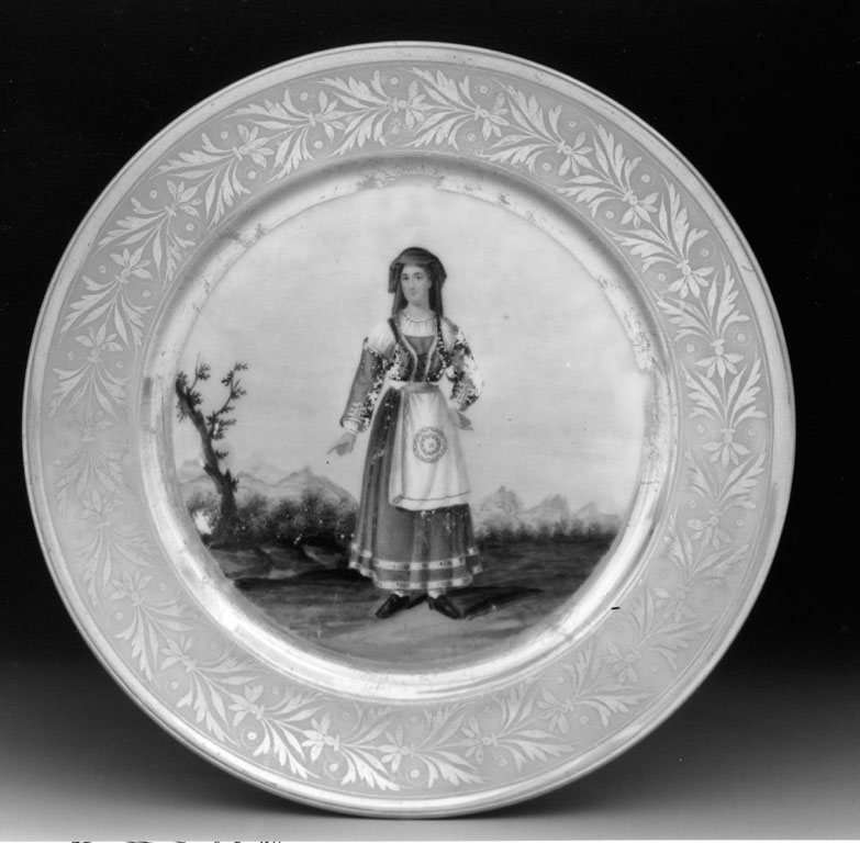 donna col costume leccese (piatto) - manifattura napoletana (secondo quarto sec. XIX)