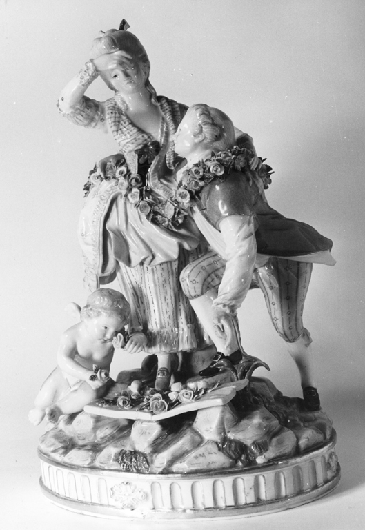 dama e cavaliere legati da ghirlande di fiori e putto (scultura) di Acier Michel Victor (attribuito) - manifattura di Meissen (sec. XVIII)