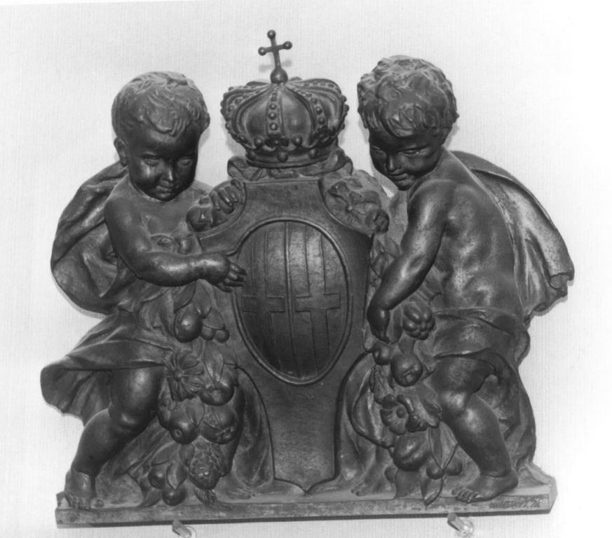 stemma di Margherita di Savoia (rilievo) di Mistruzzi Aurelio (fine/inizio secc. XIX/ XX)