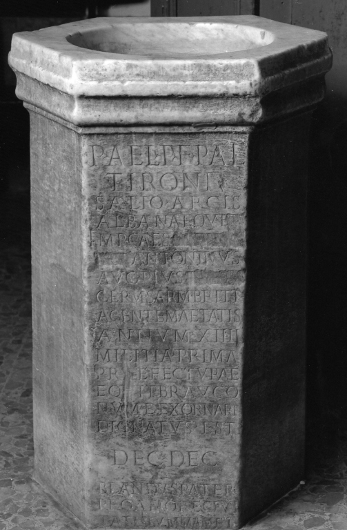 acquasantiera - a fusto - ambito laziale (seconda metà sec. XVI)