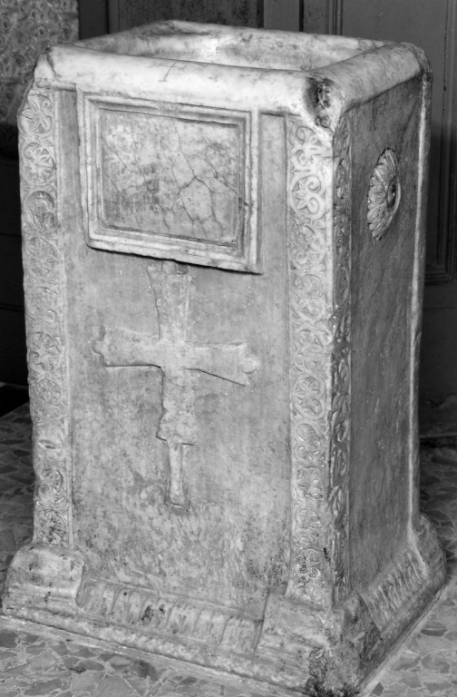 acquasantiera - a fusto - ambito laziale (sec. XVI)