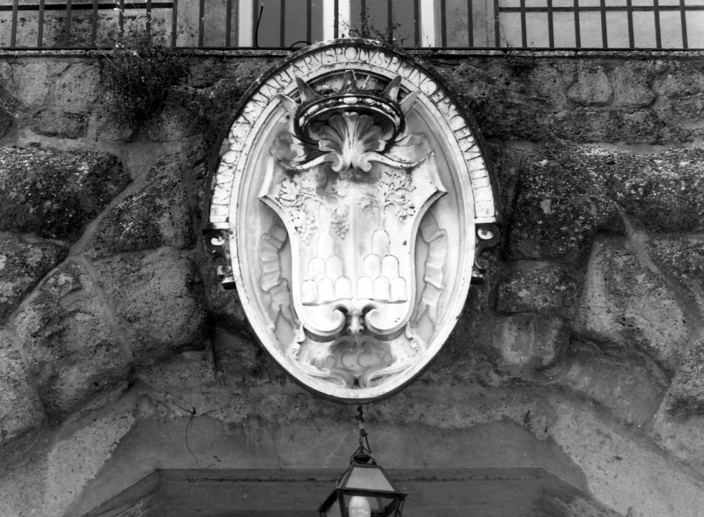 stemma gentilizio della famiglia Ruspoli (scultura) - ambito laziale (sec. XVIII)