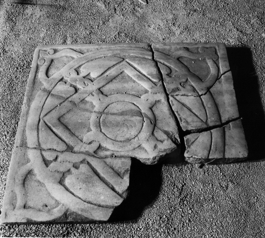 lastra, frammento - bottega laziale (primo quarto sec. IX)