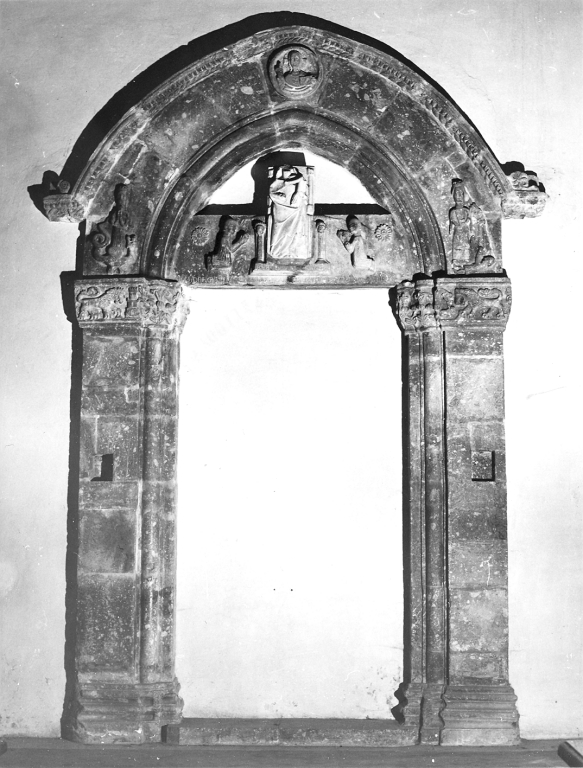 Madonna in trono con Bambino; Santa Caterina d'Alessandria e Santa Margherita; Cristo Pantocratore; motivi decorativi floreali e animali (portale - a sesto acuto) - bottega abruzzese (sec. XIV)