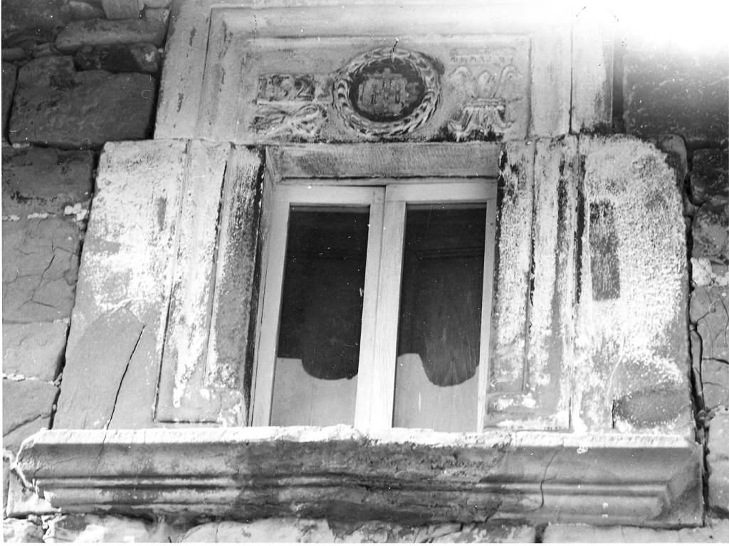 ghirlanda; forbici; monogramma cristologico (mostra di finestra) - bottega laziale (sec. XVI)
