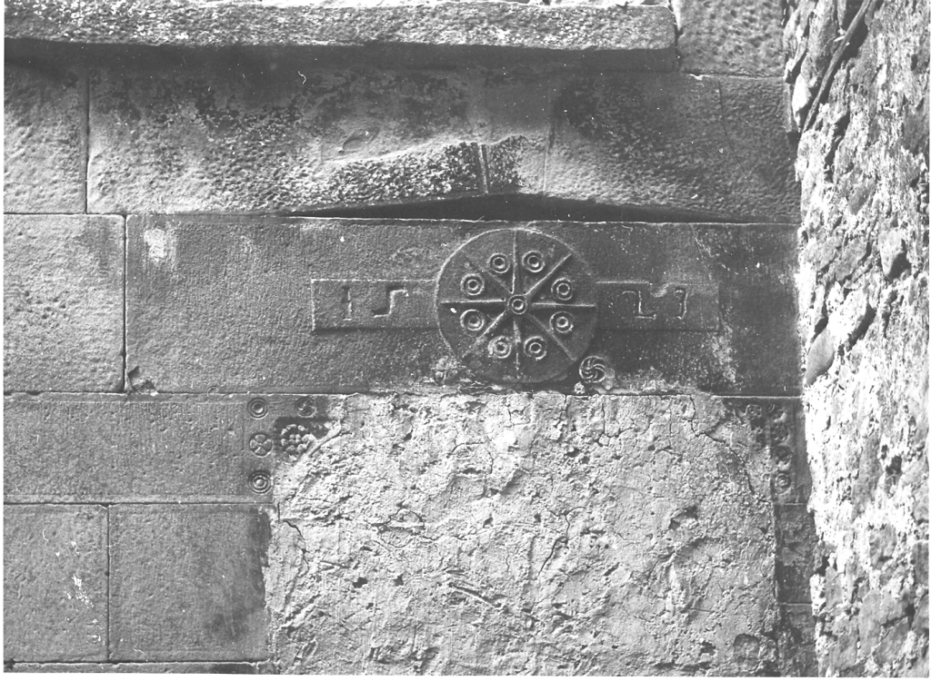 motivi decorativi geometrici (portale architravato) - bottega laziale (sec. XVI)