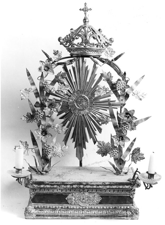 motivi decorativi a tralci di vite e grappoli d'uva; motovi decorativi floreali (tronetto per esposizione eucaristica, coppia) - bottega laziale (fine sec. XIX)