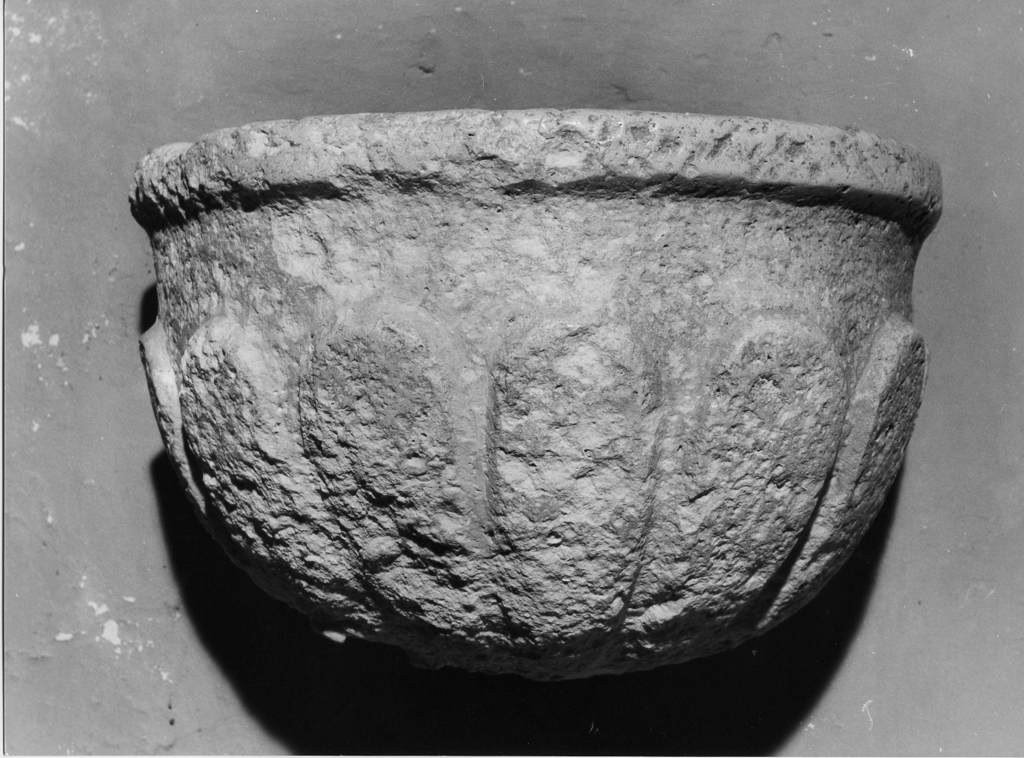 acquasantiera da parete - ambito reatino (sec. XVI)