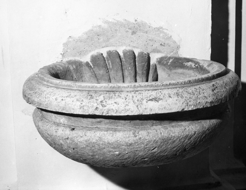 acquasantiera da parete - ambito reatino (sec. XVIII)