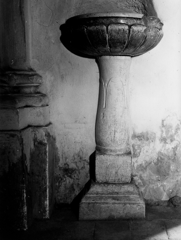 acquasantiera - a fusto - ambito reatino (secc. XVI/ XVII)