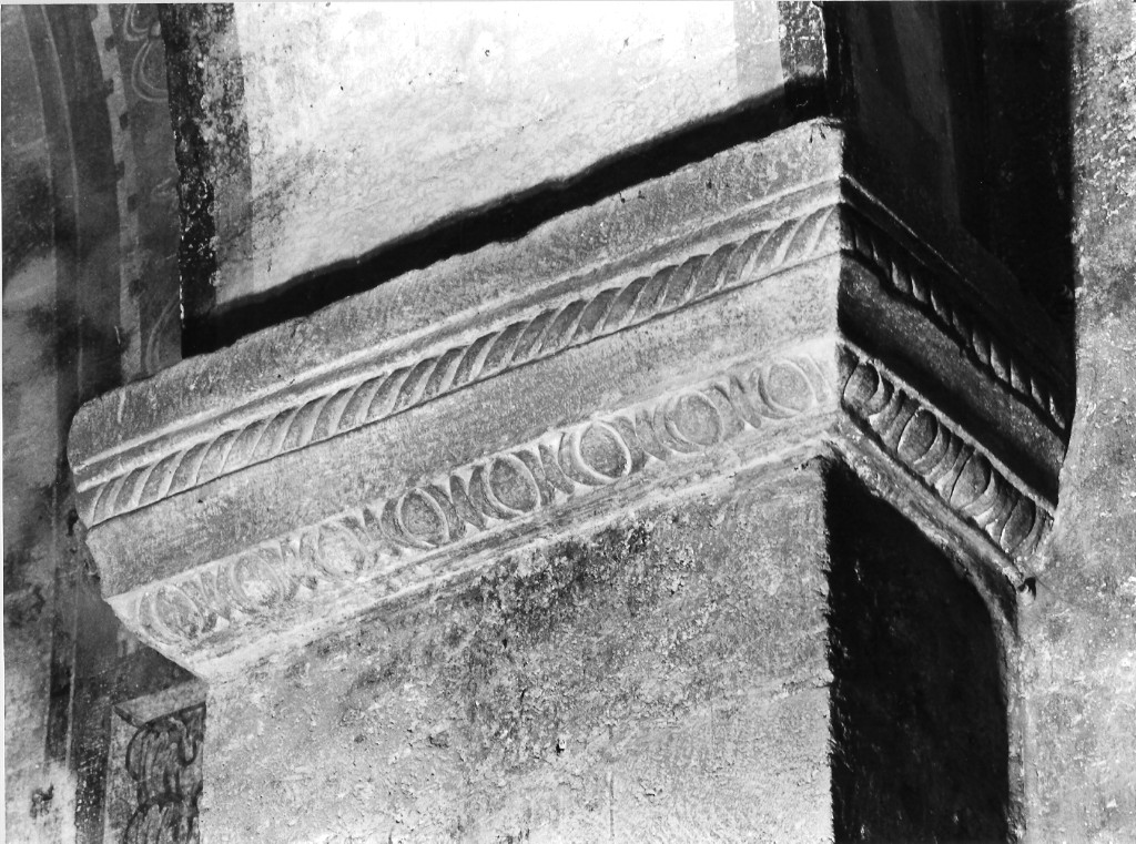 pilastro - ambito cistercense (sec. XIII)