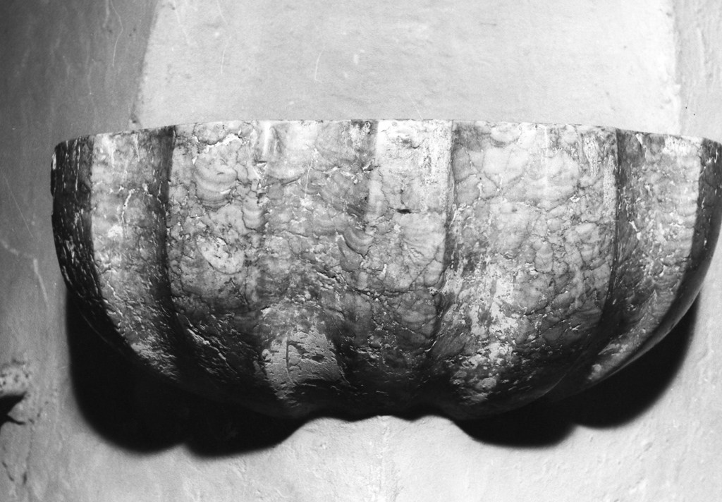 acquasantiera - a conchiglia - ambito laziale (sec. XVII)