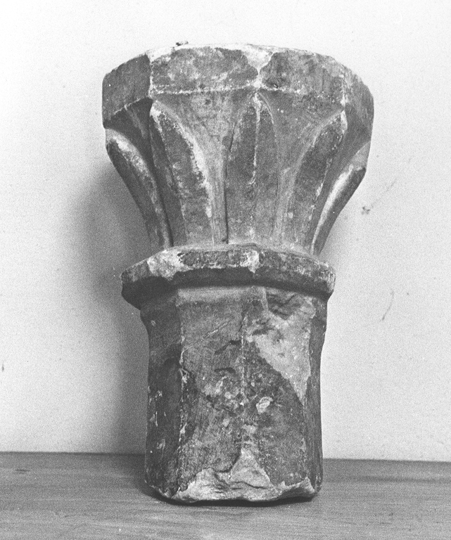 capitello di colonna, frammento - ambito Italia centrale (secc. XIII/ XIV)