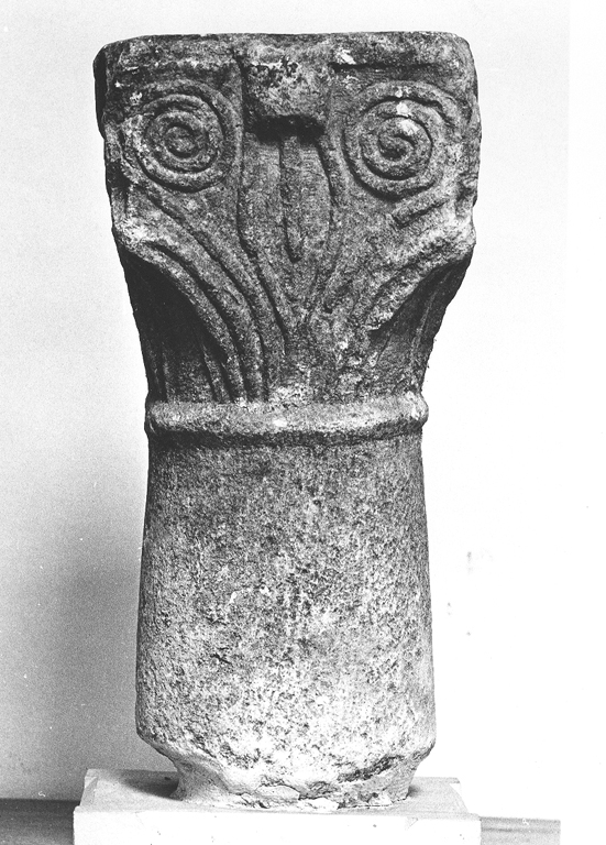 capitello di colonna, frammento - ambito Italia centrale (secc. XI/ XII)