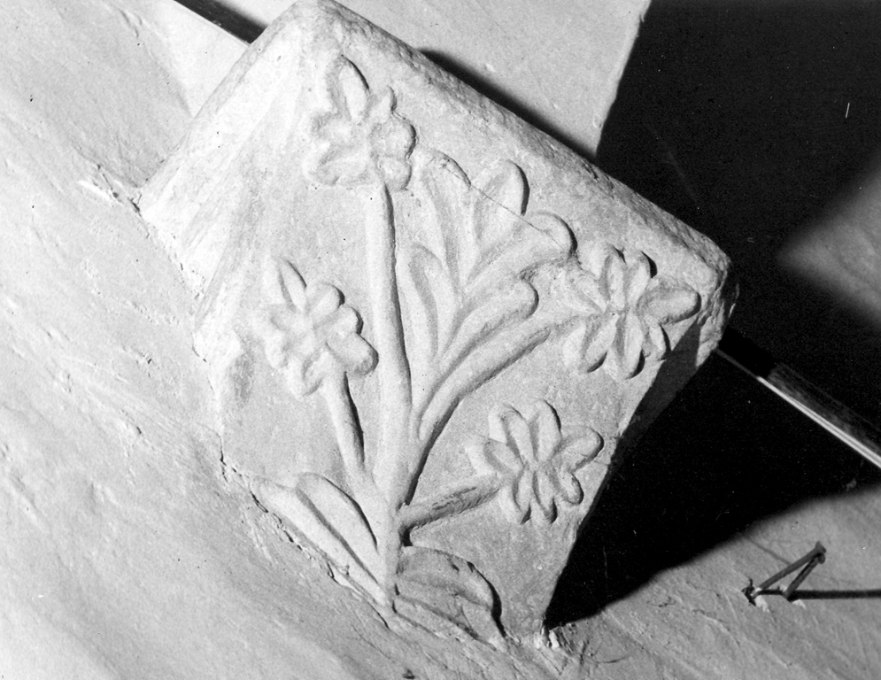 capitello - a gruccia, frammento - ambito umbro-laziale (sec. XI)