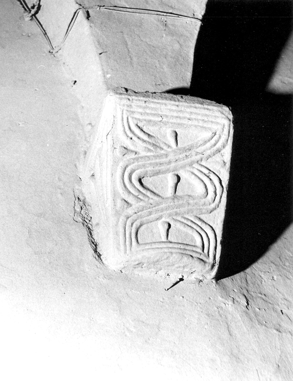 capitello - a gruccia, frammento - ambito umbro-laziale (sec. XI)