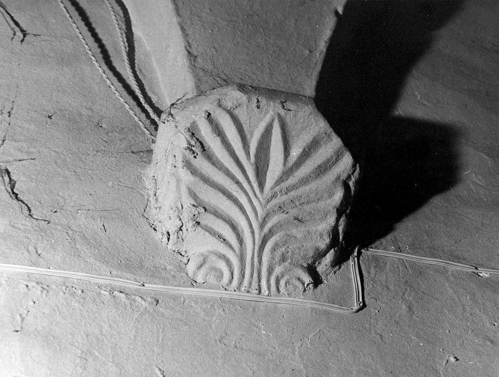 capitello - a gruccia, frammento - ambito umbro-laziale (sec. XI)