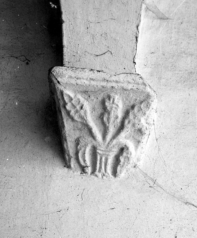 capitello - a gruccia, frammento - ambito laziale (sec. XI)