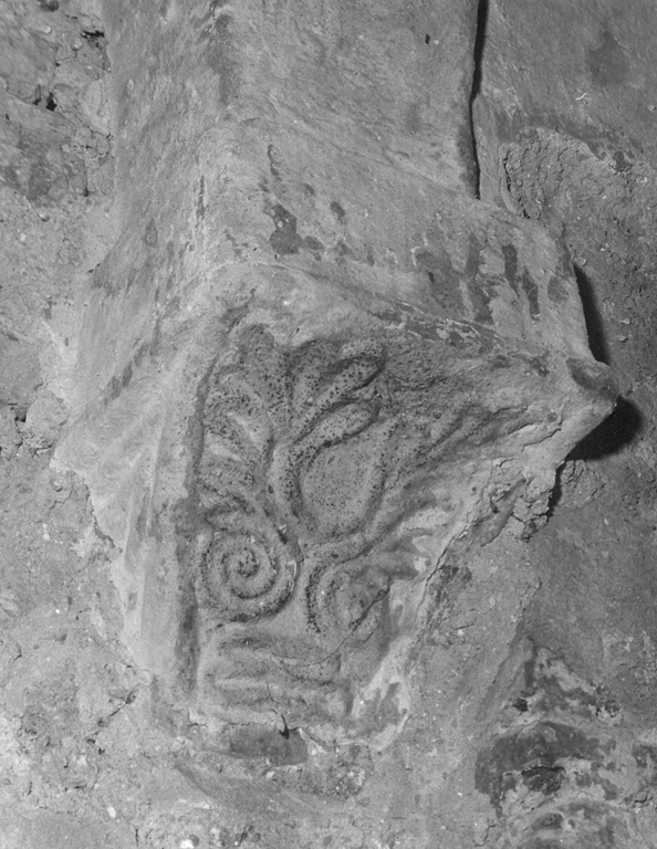 capitello - a gruccia, frammento - ambito umbro-laziale (sec. XI)