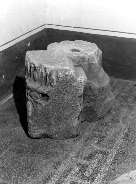 base di pilastro, frammento - ambito laziale (sec. XIII)