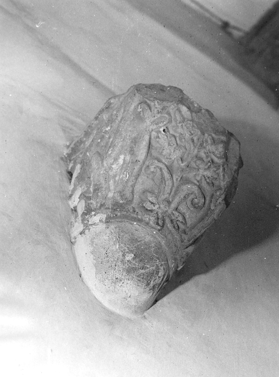 capitello - a gruccia, frammento - ambito umbro-laziale (sec. XI)