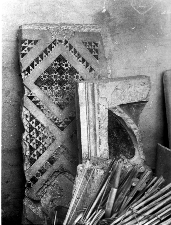 motivi decorativi geometrici a losanga (transenna, frammento) - ambito laziale (secc. XI/ XII)