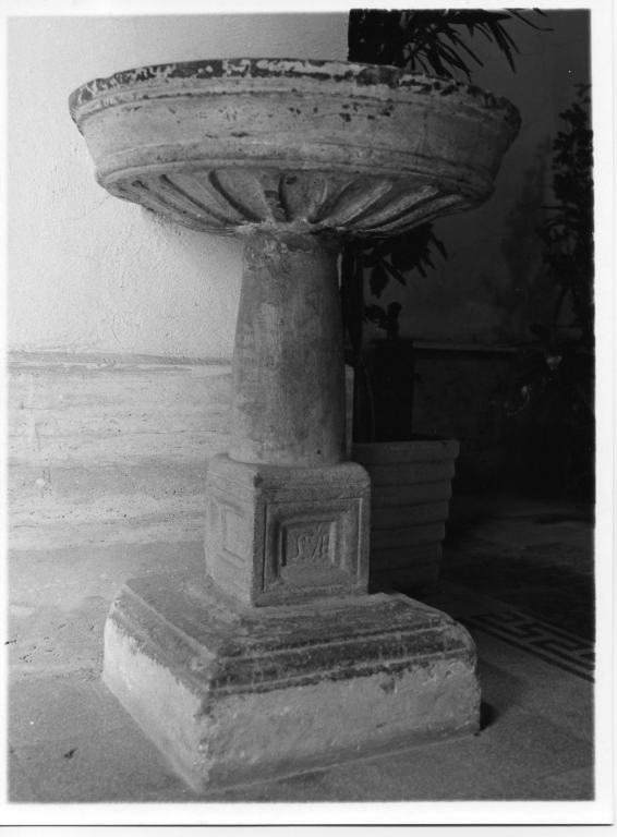 acquasantiera - a fusto - manifattura laziale (sec. XVI)